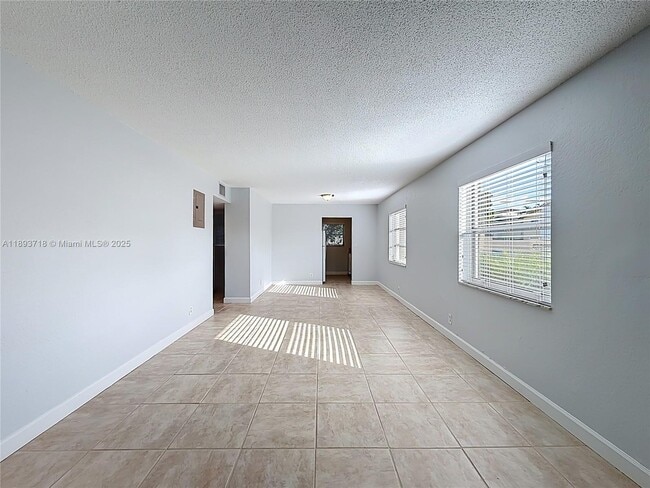 Building Photo - 2607 NE 8th Ave