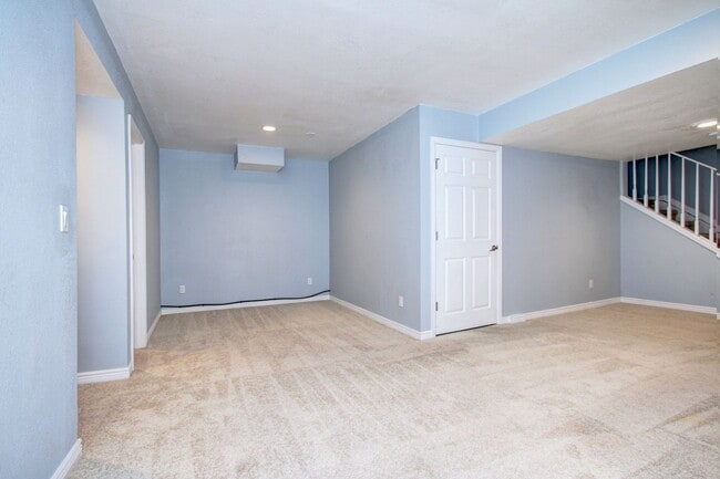 Building Photo - Rare Sapphire Pointe 2 bed townhome for le...