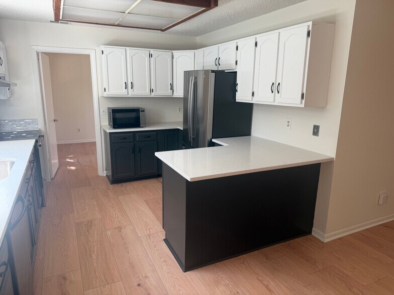 Building Photo - 1556 Beachview Dr