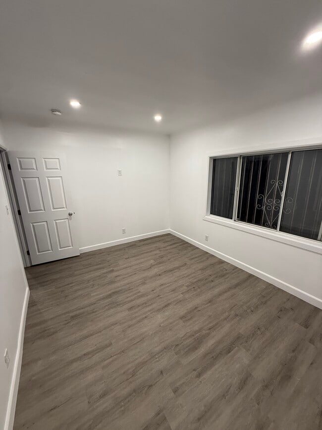 Building Photo - 2205 S Burnside Ave
