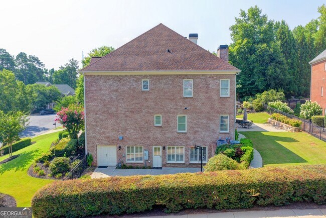 Building Photo - 8910 Pinehurst Cove