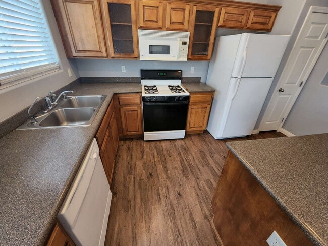 Building Photo - "Charming 3-Bed Oasis with 2 Full Baths in North Las Vegas – 1305 Sq Ft of Comfort!"