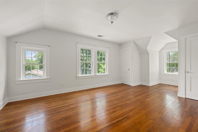 Building Photo - 2111 Kenwood Ave