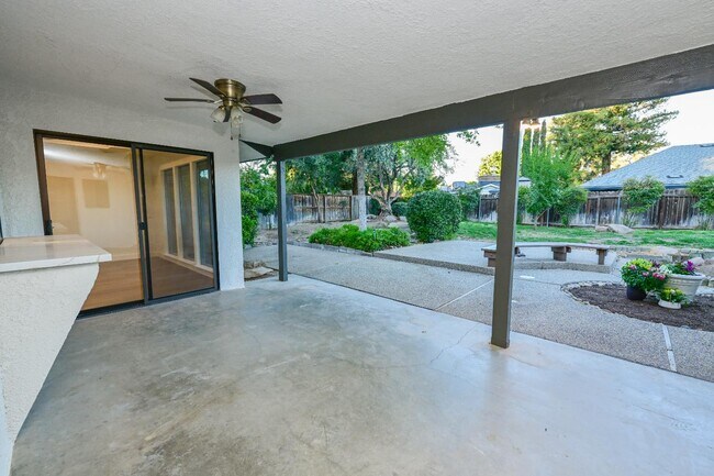 Building Photo - 8418 N Del Mar Ave
