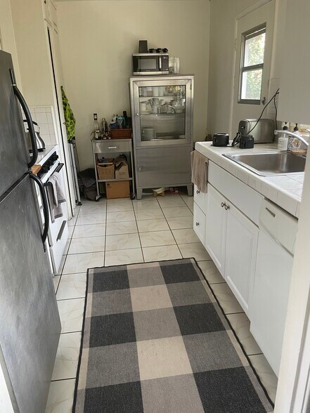 Building Photo - 2301 Oak St