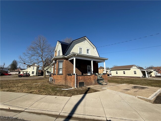 Building Photo - 717 N Main St