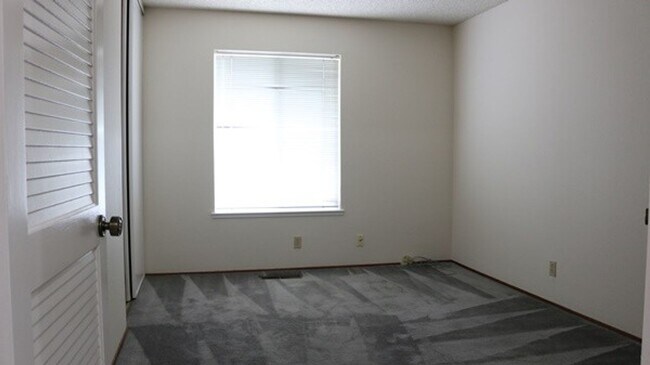 Building Photo - 3591 Woodley Dr