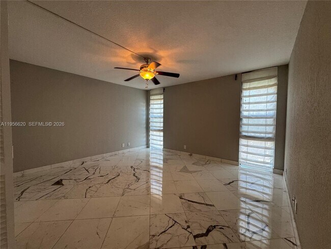 Building Photo - 4800 Bayview Dr