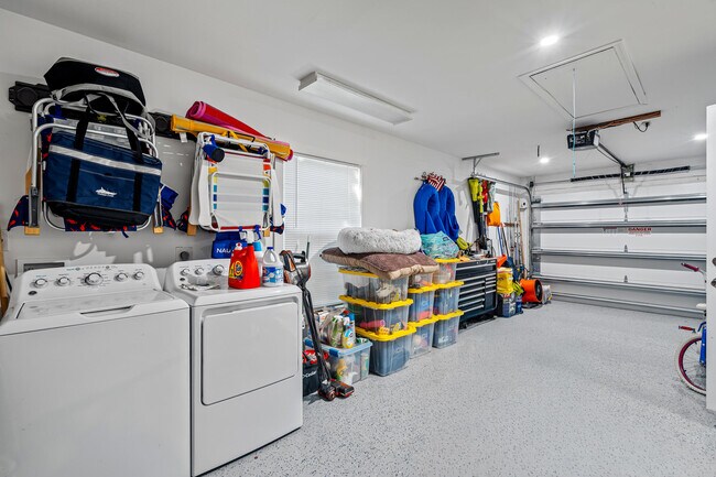 Building Photo - 9165 SE Yacht Club Cir