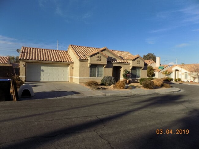Building Photo - Desert Shores