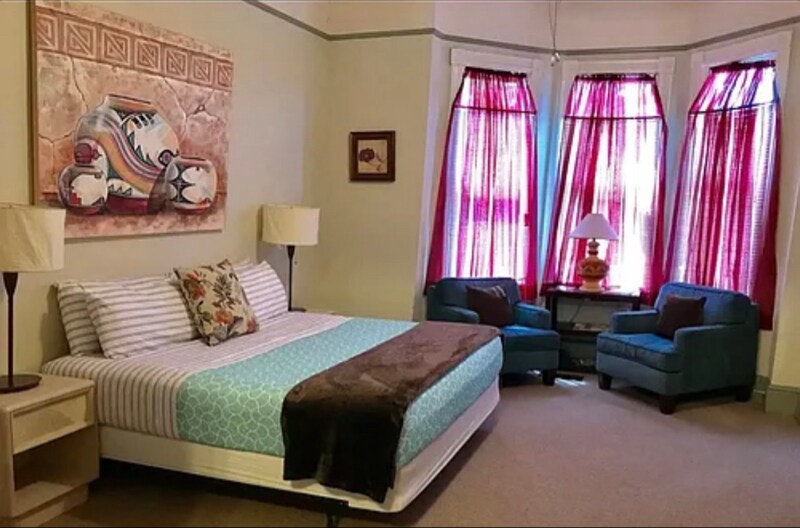 Building Photo - 320 W Hall St