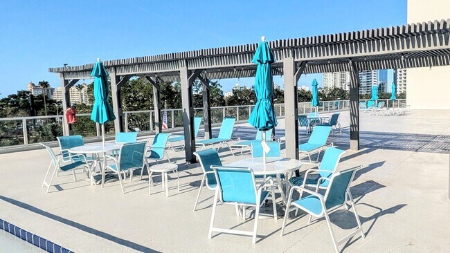 Building Photo - High end condo on waterfront downtown Sarasota!