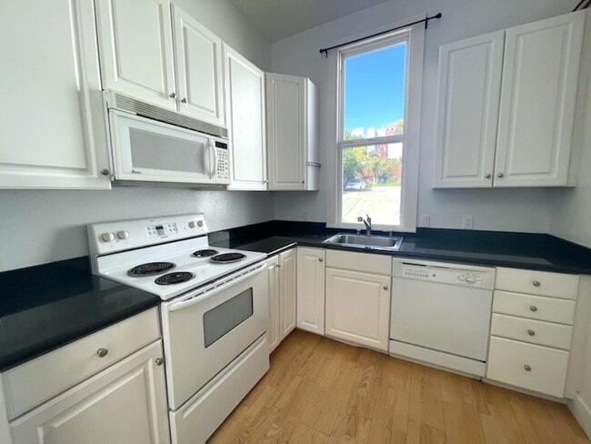 Building Photo - 1107 Oak St