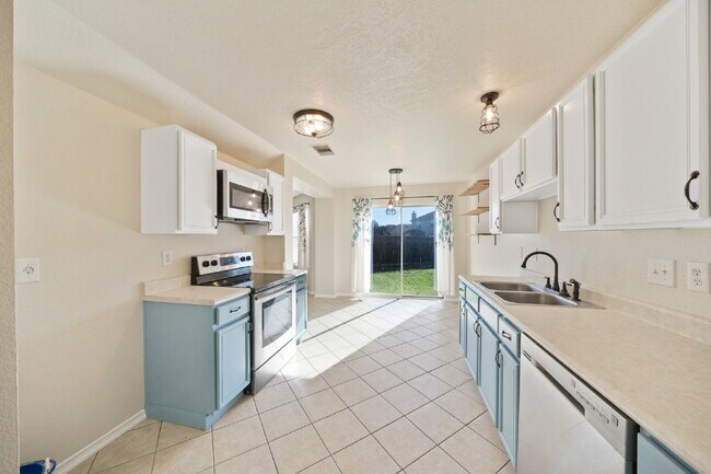 Building Photo - Beautiful 2-Story 4BR in 78254 | Near Alamo Ranch, Shopping & 1604