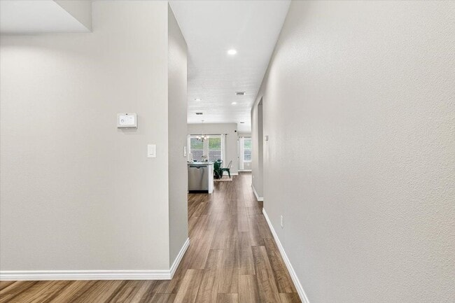 Building Photo - 8121 Cattlemen Dr
