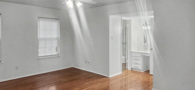 Building Photo - 12913 Trail Hollow Dr