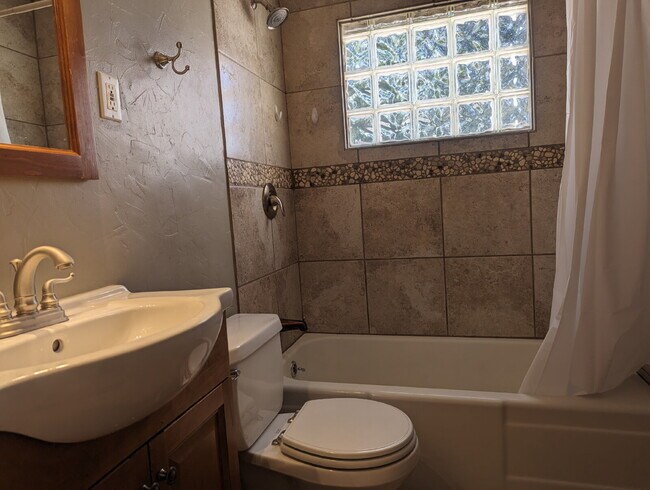 Building Photo - Charming Old Town Longmont Home!