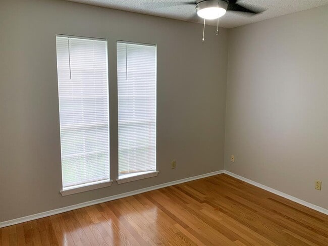 Building Photo - 9222 Meadow Vale