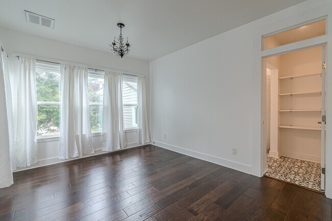 Building Photo - 311 W Mistletoe Ave