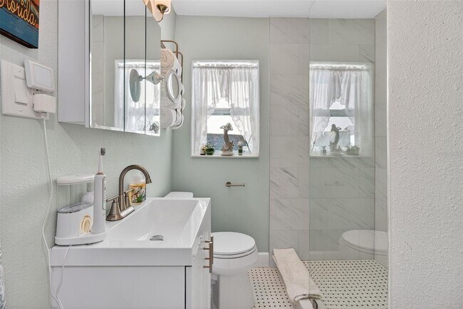 Building Photo - 741 Lantana Ave