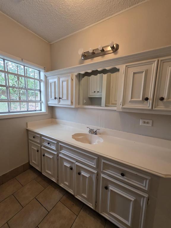 Building Photo - 6109 Saxon Dr