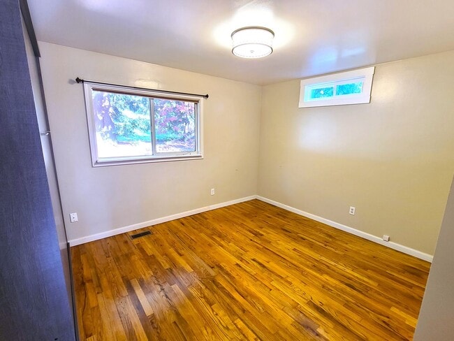 Building Photo - Charming 3Bd/2Ba Kirkland Home with Huge Yard!