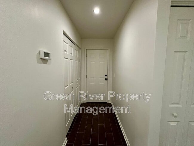 Building Photo - 3288 Deerfield Pointe Dr