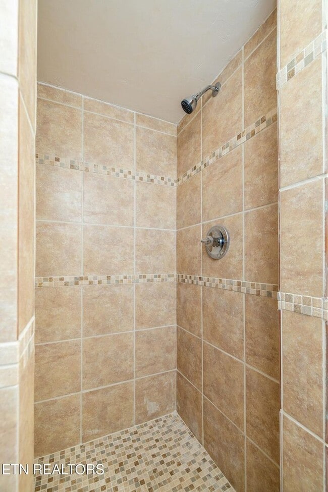 Building Photo - Maryville 37803 - 3 bedroom, 2 bath - call...