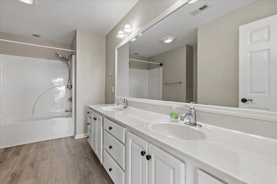 Building Photo - 410 Ashbury Cir