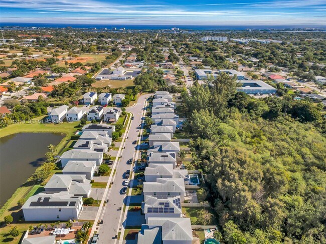 Building Photo - 1827 Lake Cove Dr