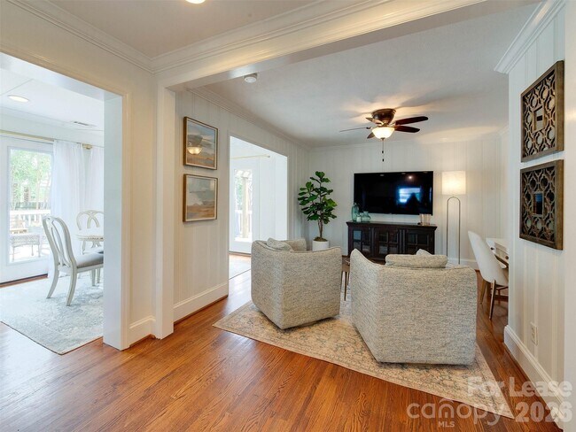 Building Photo - 3221 Sunset Dr