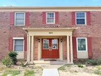 Building Photo - 909 S Colonial Ct
