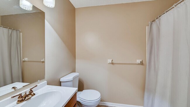 Building Photo - Great 2 Bedroom, 2 Bathroom Side by Side Townhome Unit Available in Coon Rapids - WON'T LAST LONG
