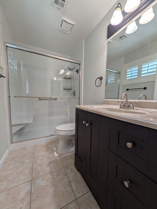 Building Photo - 2-BEDROOM CONDO AVAILABLE FOR RENT IN WEST...