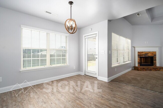 Building Photo - 473 River Crest Dr N