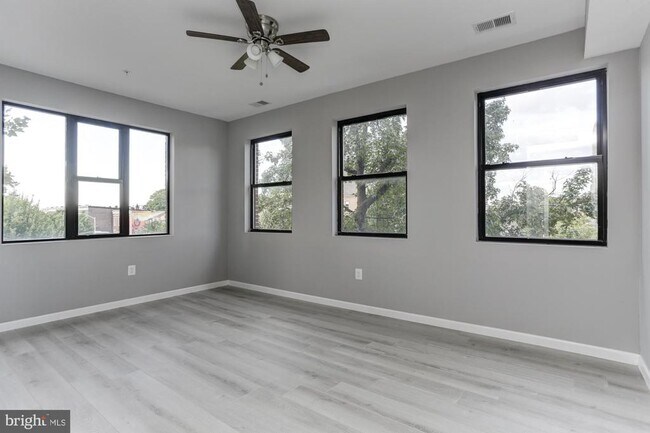Building Photo - 400 S Highland Ave