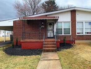 Building Photo - 3 Bedroom Semi-Detached house