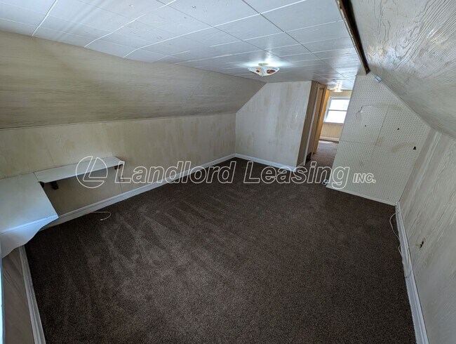 Building Photo - Quaint 3 Bedroom Home with Garage.