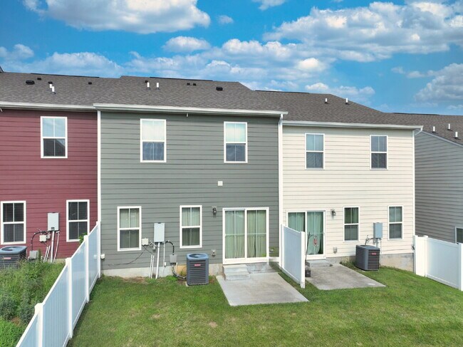 Building Photo - Rent to Own Option - Beautiful, like new 3BR/2.5BA townhouse in Goodlettsville