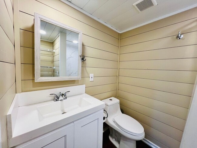 Building Photo - Charming 3 bed/2 bath with detached unit 1...