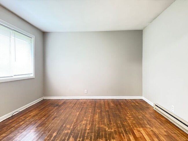 Building Photo - For Rent - 2 Bedroom Apartment Near Downto...