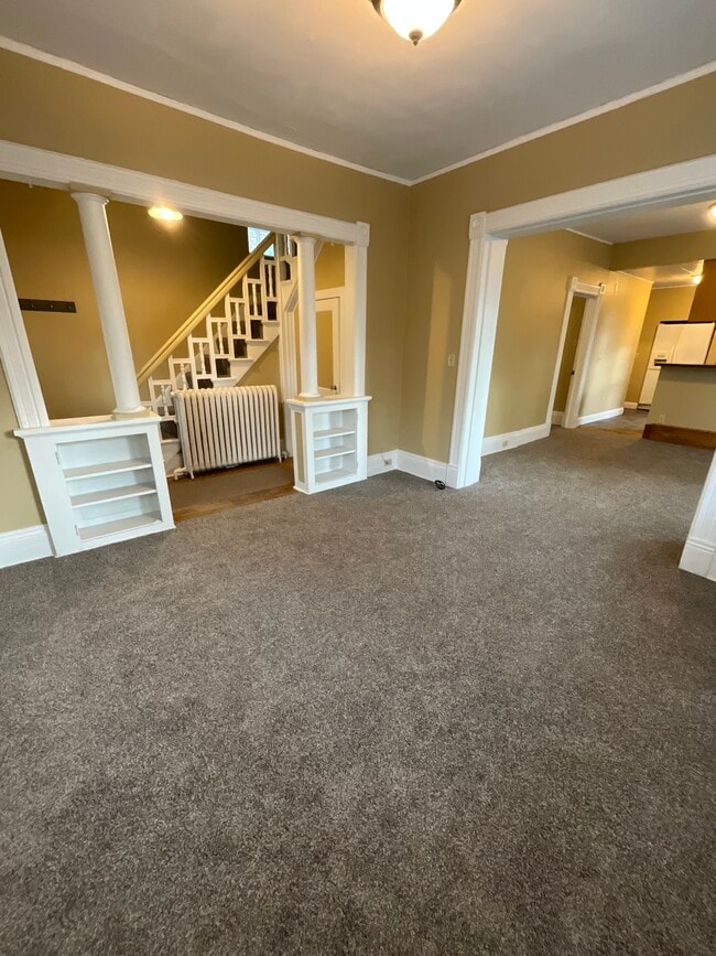 Building Photo - 1324 E 2nd St