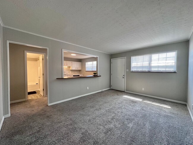 Building Photo - 2 Bed w/Breakfast Bar & HUGE patio!