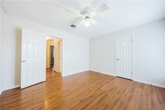 Building Photo - 1010 Laurelleaf Dr