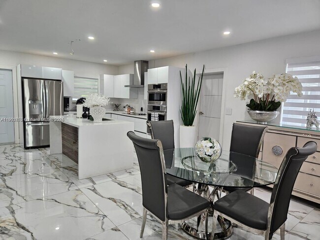 Building Photo - 106 SE 4th Ave