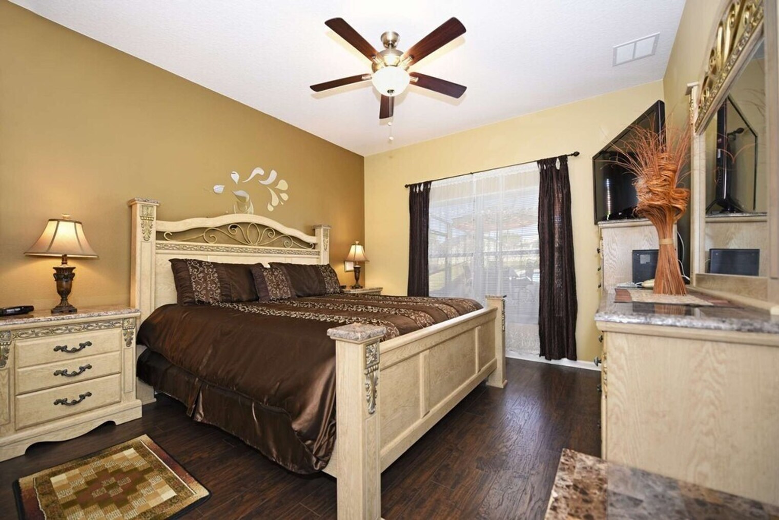 Building Photo - 8160 Fan Palm Way