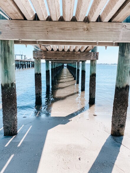 Brand new beach cottage! Public beach access at end of the street (4 min walk)! - 103 S 13th St