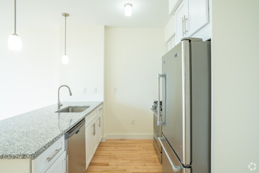 1 BR, 1 BA - Kitchen - 560SF - 603 Concord