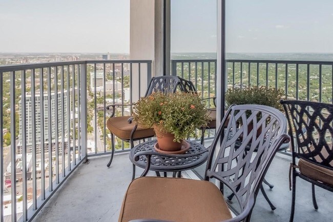 Building Photo - 360 Nueces St