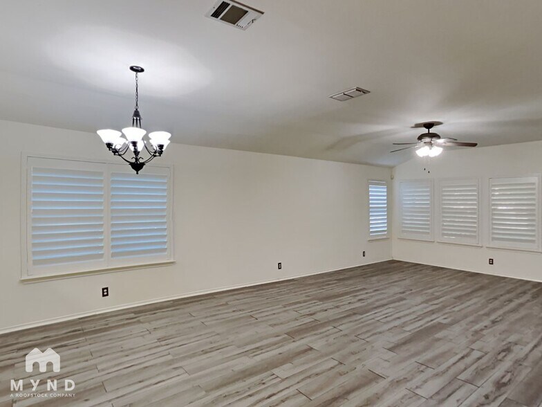 Building Photo - 4611 Echo Lake Dr